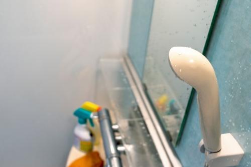 こびりついた【鏡のウロコ】←困ってる人は絶対やって！こすらずピカピカにする裏ワザあり♪