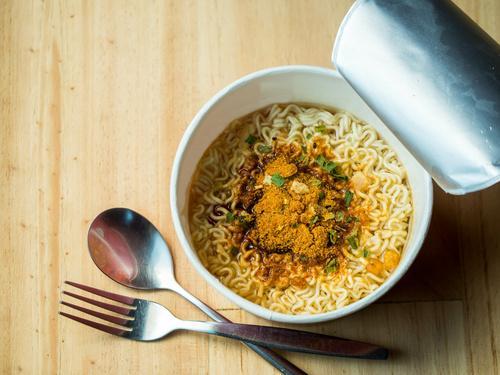【賞味期限切れのカップ麺】の“食べてはいけない”状態って？膨らんでいたら要注意！？