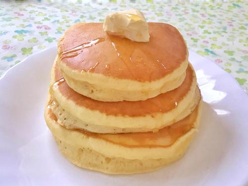 まるで喫茶店の味♡ふわふわ極上ホットケーキの作り方♪ホットケーキミックスが無くても大丈夫！