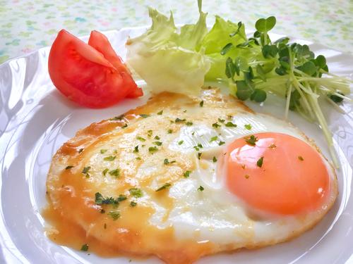 とろ〜り半熟卵が想像以上のおいしさ♡やみつき「目玉焼きのみそソテー」簡単レシピ｜朝食にも丼にも◎