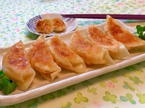 ひと口で沼る！エビと長ネギだけで作る『絶品焼き餃子』→ビールにも合うプリプリ食感がたまらない♡
