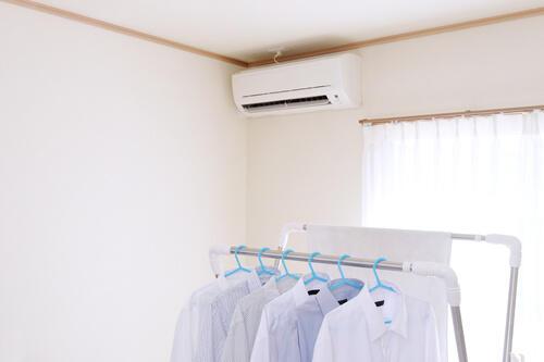 “部屋干し特有の臭い”原因は【カビ】だった！？今すぐ試せるイヤな臭いスッキリ解消法まとめ☆