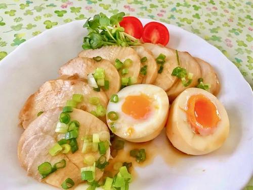 驚くほどしっとり＆やわらか♡放置でOK「鶏むねチャーシュー」簡単レシピ｜めんつゆベースだから失敗しない♪