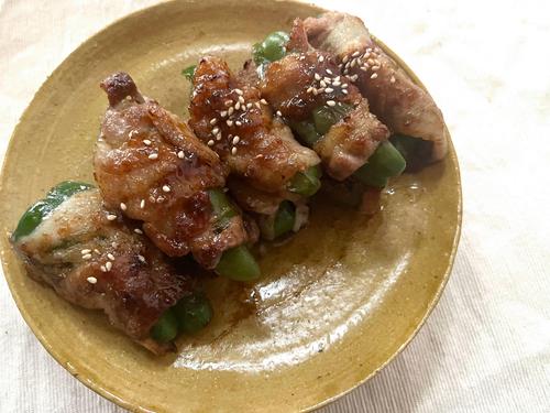 最強すぎる時短レシピ！巻いて焼くだけでメインが完成「ピーマンの肉巻き」の作り方♪肉詰めより断然ラク♡