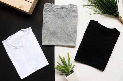 「Tシャツたたむの面倒…」←こんな人こそ実践して！【一瞬でキレイにたたむ】裏ワザ紹介☆簡単すぎて楽しくなるかも！？