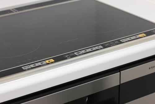 知らなかったことを後悔…“IHクッキングヒーター”の焦げや汚れがラクラク落とす方法→「簡単すぎて感動…！」