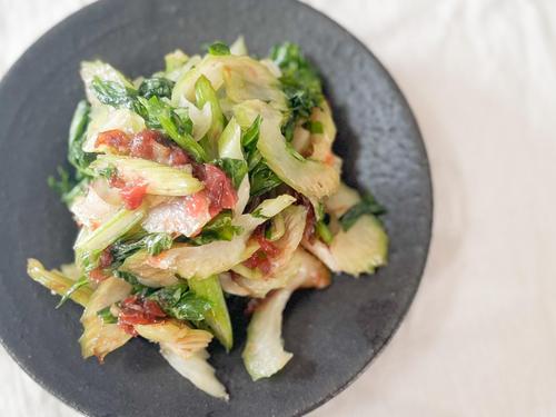 あと1品ほしい日に！5分で完成「セロリの梅おかか和え」簡単レシピ｜お肉料理とも相性抜群♡