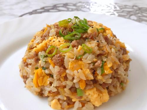 “焼肉のタレ×豚ひき肉”が最強！旨みたっぷり『絶品チャーハン』のレシピ♪夏休みのランチにもピッタリ♡