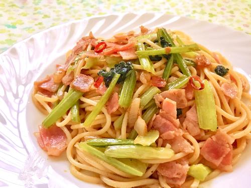 簡単なのにお店レベル！やみつき必至♡食欲そそる『小松菜とベーコンのペペロンチーノ風』簡単レシピ