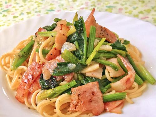“にんにくしょうゆ”が反則級♡お店みたいに美味しい『ほうれん草とベーコンのやみつきパスタ』簡単レシピ♪