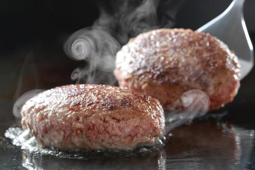 料理が苦手な人も失敗しない！肉汁を閉じ込める『ふっくらハンバーグ』の簡単な焼き方☆パサつき＆生焼けはもう卒業♪