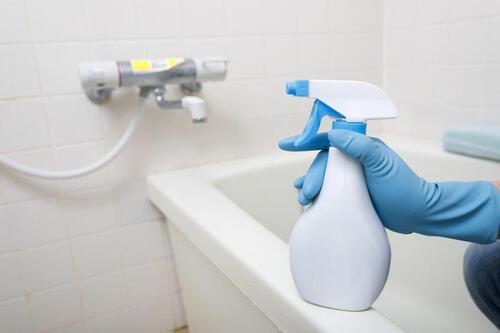 「簡単すぎてビックリ！」面倒な“お風呂の水垢掃除”が劇的にラクになる裏ワザ☆プロ級にピカピカ！