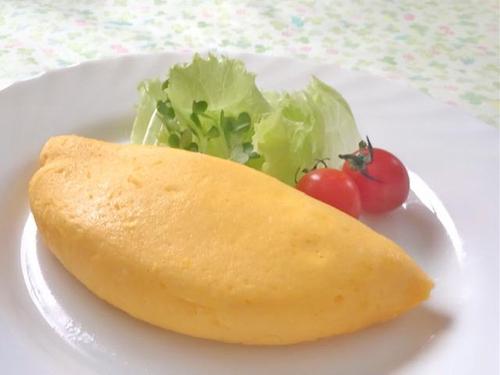 卵2個でお店の味♡とろけるような「ふっくらプレーンオムレツ」簡単レシピ｜混ぜて焼くだけなのに全然違う！