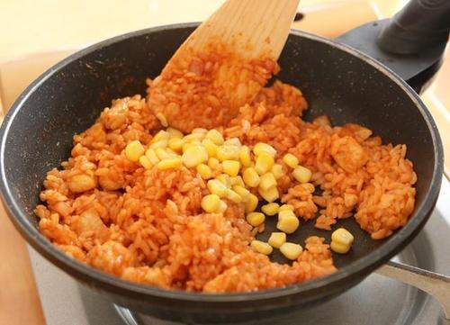 ＜チキンライス＞べちゃっとする人は必見！“パラパラ”に仕上げる作り方☆ご飯を入れる順番が重要！