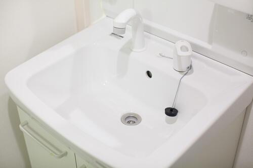 その汚れ、諦めないで！洗面所の“ぬめり＆水垢”が【驚くほどスッキリ】落ちる掃除テク☆使うのは『重曹とクエン酸』だけ♪