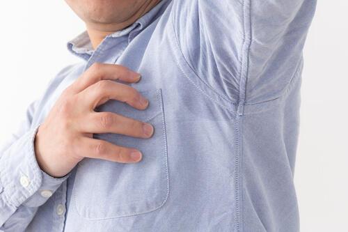 “耳垢”が湿っている人は要注意？自分では気づきにくい「ワキガ」←なりやすい人の特徴と対策6選！