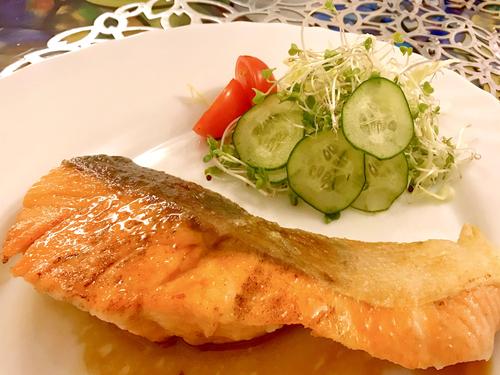 皮パリッ！身はふっくら♡“バターしょうゆ”で仕上げる絶品「鮭のムニエル」簡単レシピ♪香ばしさがたまらない！