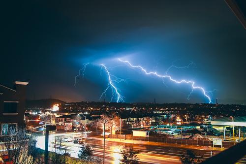 雷が【落ちやすい家】は本当にあった！今すぐ見直したい“家電の故障や感電”を防ぐ落雷対策まとめ☆