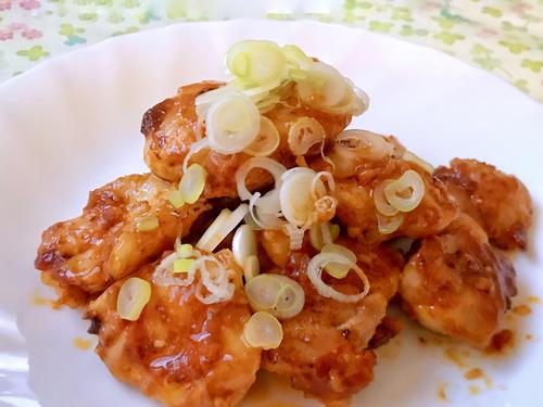 お箸が止まらない♡一度食べたらハマる『 鶏もも肉のピリ辛みそ炒め』簡単レシピ｜定番調味料だけでOK！