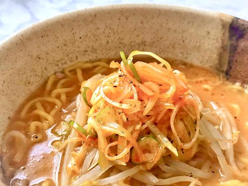 市販ラーメンを“お店レベル”に格上げ！本格『ピリ辛ねぎ』簡単レシピ｜シャキシャキ食感がたまらない♡