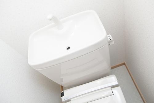 実は【雑菌の巣窟】って知ってた？＜トイレ手洗い器＞の水垢＆黒ずみをゴッソリ撃退する簡単掃除テク☆