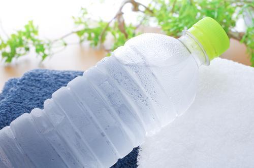 ペットボトルの“使い回し”で食中毒！？破裂！？どういうこと？知らないと怖い危険性について解説