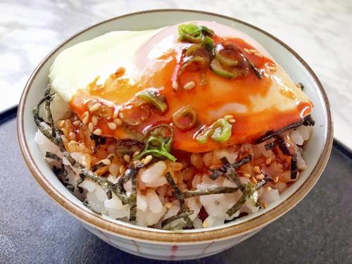 簡単なのに大満足♡とろ〜り目玉焼きが激ウマ『韓国風ピリ辛丼』レシピ☆コチュジャンがあったら試してみて！