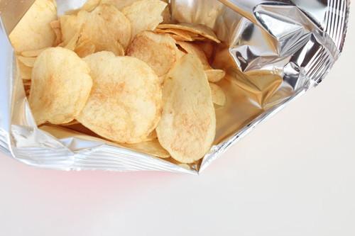 “湿気たスナック菓子”がサクサクに復活！火も油もを使わずない簡単な裏ワザを紹介☆