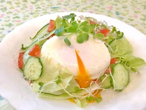 黄身がとろ〜り♡絶品『ポーチドエッグ』失敗しない“簡単テク”を大公開♪パスタやカレーにも◎