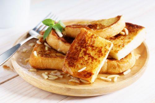 まるでホテル級のふわふわ食感♡たった数分で完成する『フレンチトースト』の作り方♪時短だから朝食にも◎