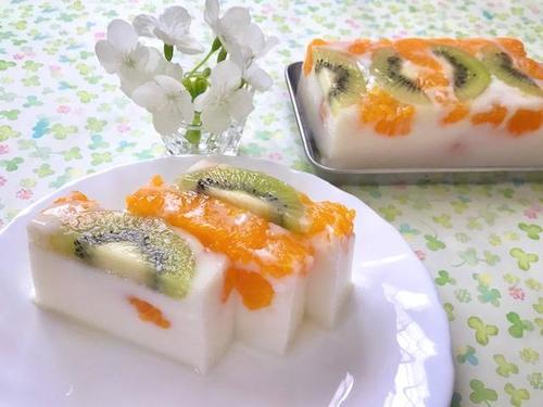 混ぜて冷やすだけ♡フルーツたっぷり『牛乳寒天』のレシピ｜片付けラクラク！牛乳大量消費にも◎