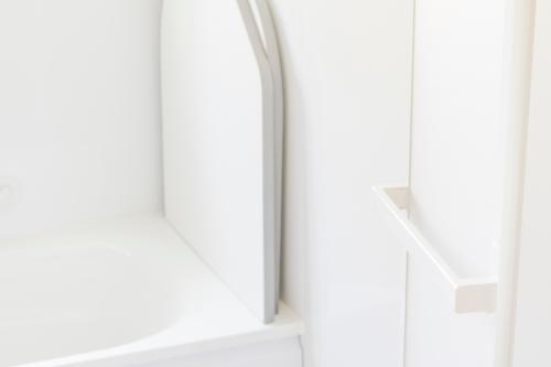 お風呂の蓋が【カビの温床】になるってホント！？簡単な“撃退法”を教えるから放置してる人は今すぐやって！