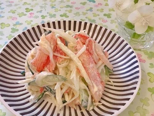 シャキシャキがたまらない♡彩りも豊か『玉ねぎ＆カニカマ』の万能マヨサラダ♪家にある材料だけで簡単！
