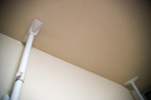 ＜家具の転倒防止＞は“耐震突っ張り棒”だけでは不十分？大地震から家族を守るために【知っておくべき】正解とは