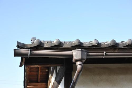 『雨どい』が排水不能になると“大変なこと”になる！？詰まる前にしておきたい掃除方法と＜業者＞に頼む場合の料金相場☆