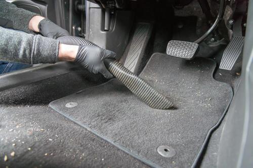 『車のフロアマット』は雑菌やカビだらけ！？ぜひ試してほしい【ラクしてきれいに仕上がる】掃除テク☆