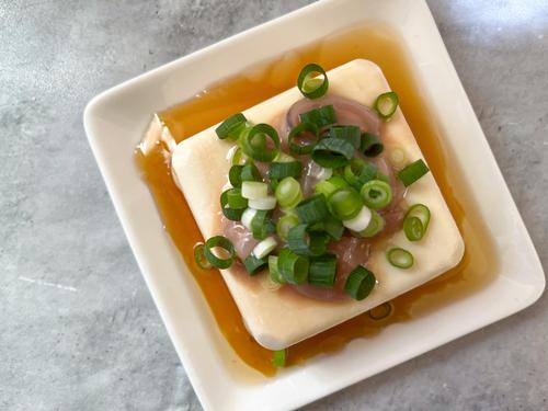 お酒が止まらない…♡10分の水切りで“驚きの”美味しさ！塩辛×ナンプラーの『絶品冷奴』レシピ♪