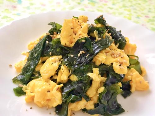 パパッと炒めるだけ！卵×わかめがクセになる♡ごま油香る『ふんわり卵とわかめの中華炒め』簡単レシピ♪