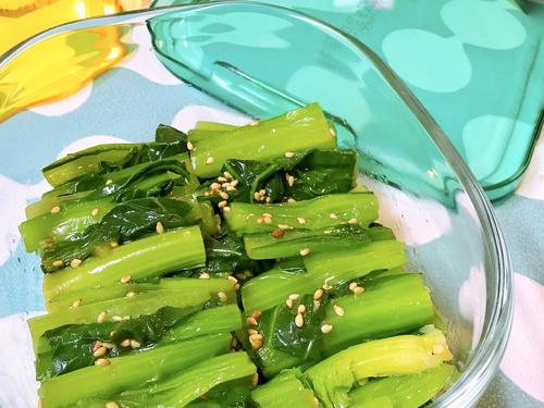 火を使わない！レンジで作れる『小松菜ナムル』時短レシピ｜“あと一品”に困ったらおすすめ♡