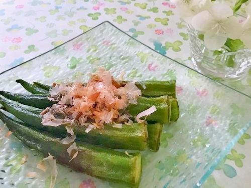 旨味がギュッと濃縮♡香り引き立つ『焼きオクラ』簡単レシピ｜フライパンひとつで完成！