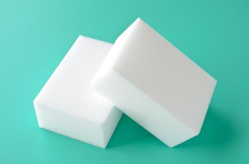 メラミンスポンジを【絶対に】使ってはいけない“場所やモノ”知ってる！？知らずに使うと大惨事になるかも…