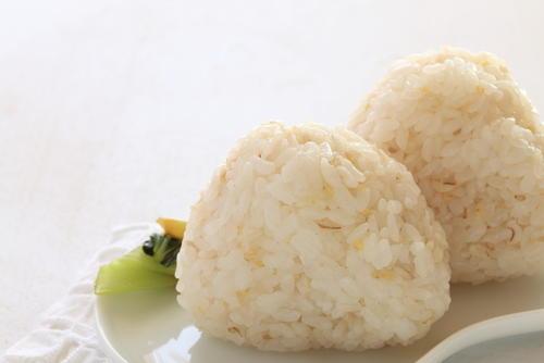 いつもの『おにぎり』が激ウマ！身近な調味料で“ふっくら＆旨み”が爆アガリする裏ワザ大公開♡