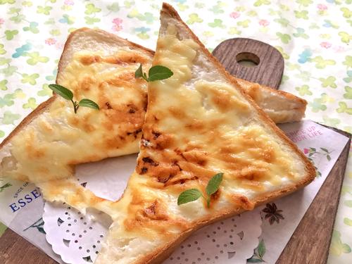 “食パン”がまるでチーズケーキに♡混ぜてのせて焼くだけ『絶品！チーズケーキ風トースト』簡単レシピ♪