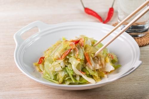 シャキシャキ食感が嬉しい♡無限に食べられる『キャベツの塩もみ』のやり方＆活用レシピ♪大量消費にもピッタリ◎