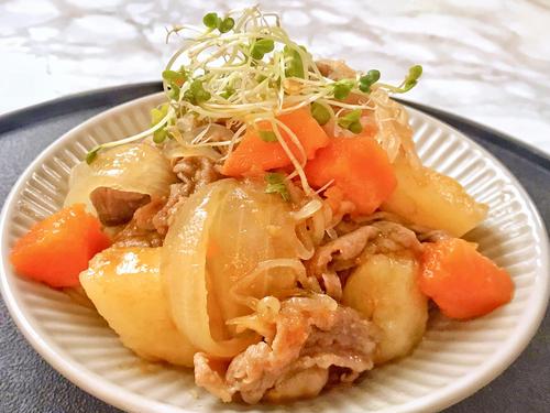 ワンパン料理の決定版♡全体に味が“染みわたる”絶品『肉じゃが』簡単レシピ｜煮崩れしにくいのが嬉しい！