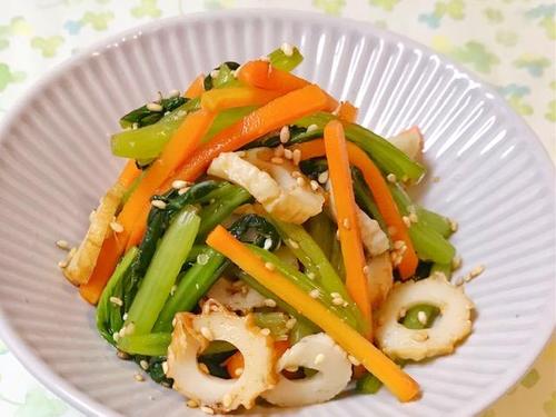 忙しい日の「あと一品」に！レンチンで作る『小松菜とちくわのごま和え』レシピ｜料理初心者さんにもピッタリ♡