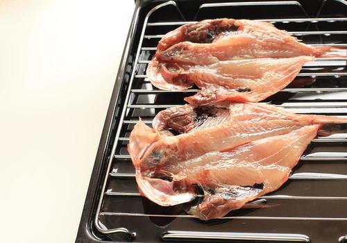 面倒な“魚グリル”の掃除、実は【感動するほど簡単】にする“裏ワザ”あるの知ってた？教えるから覚えておいて☆