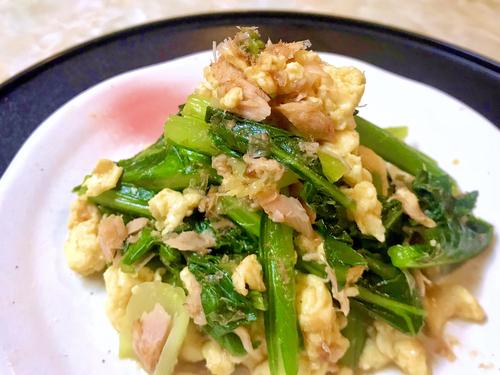 彩りも栄養もバッチリ♪主菜にもなる『小松菜とツナのふんわり卵炒め』簡単レシピ｜小松菜たっぷり大満足♡