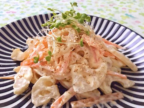 電子レンジだけで完成！ラクうま♡『味噌マヨれんこんサラダ』のレシピ｜シャキシャキ“れんこん”が絶品♪