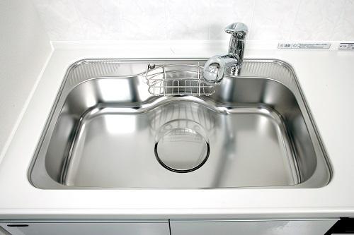 ゴチャつく“シンク周り”に悩む人は試してみて！スポンジや洗剤もスッキリ収納して清潔に保つアイデアまとめ♪